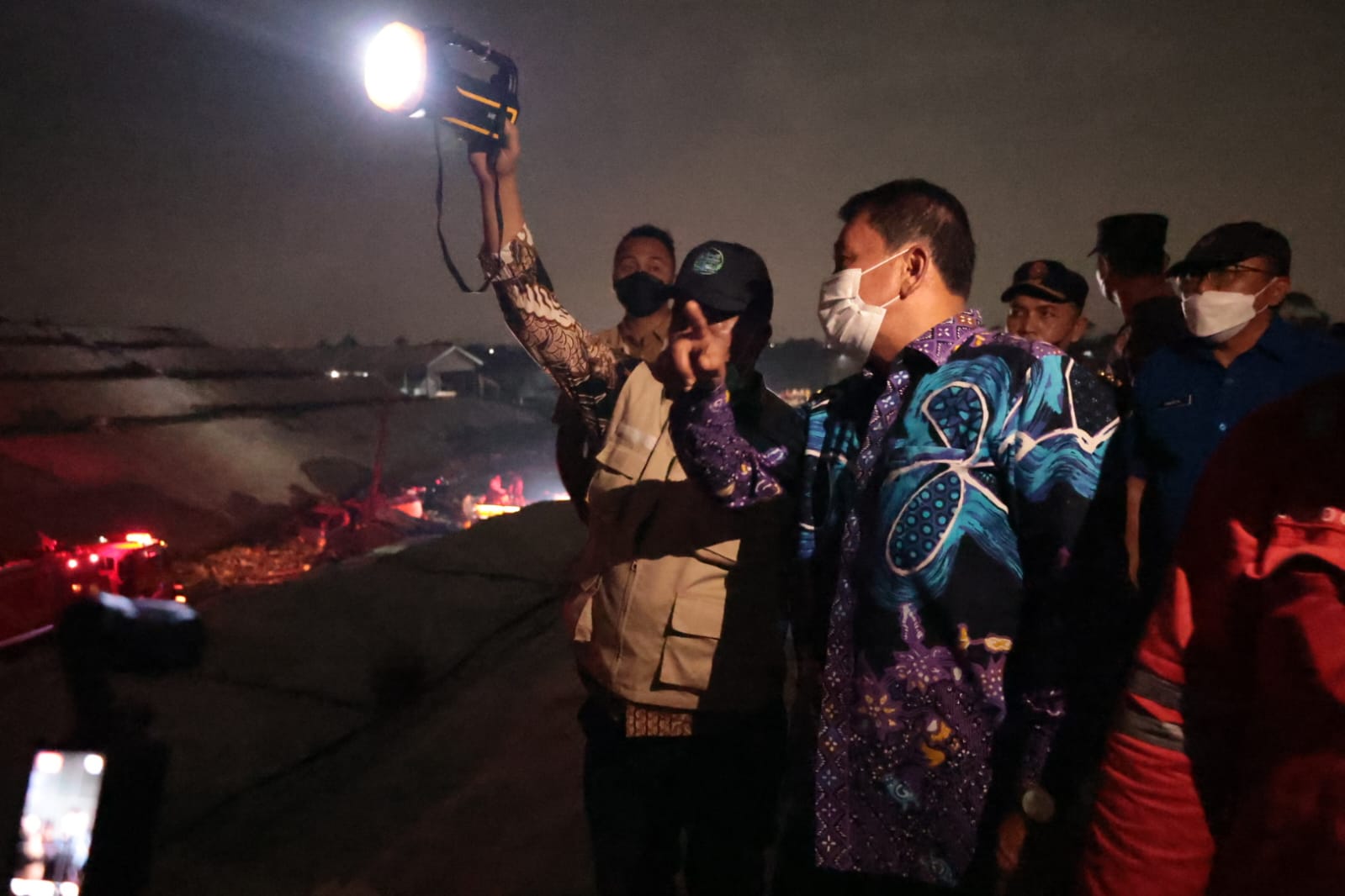 Pemkab Tangerang berkolaborasi dengan BNPB melakukan pemadaman udara guna mempercepat penanganan kebakaran TPA Jatiwaringin.