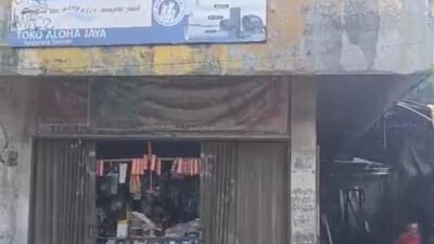 Kebakaran menghanguskan lantai dua ruko material di Tangsel. Satu babi peliharaan mati terjebak, diduga akibat korsleting listrik.