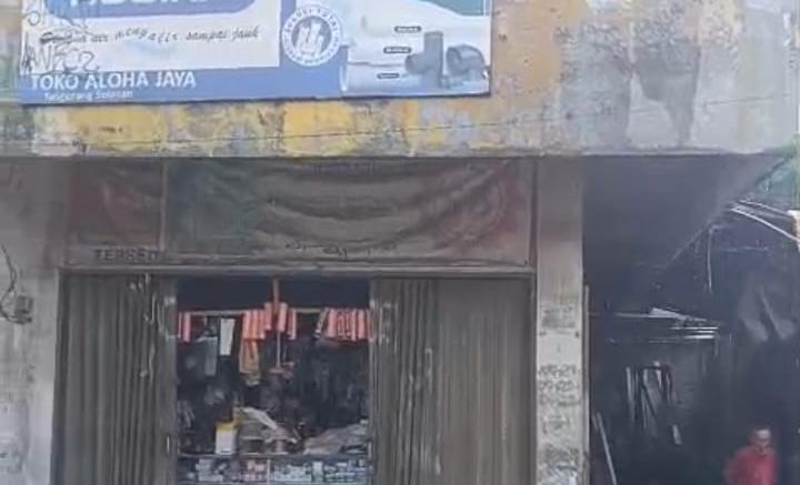 Kebakaran menghanguskan lantai dua ruko material di Tangsel. Satu babi peliharaan mati terjebak, diduga akibat korsleting listrik.