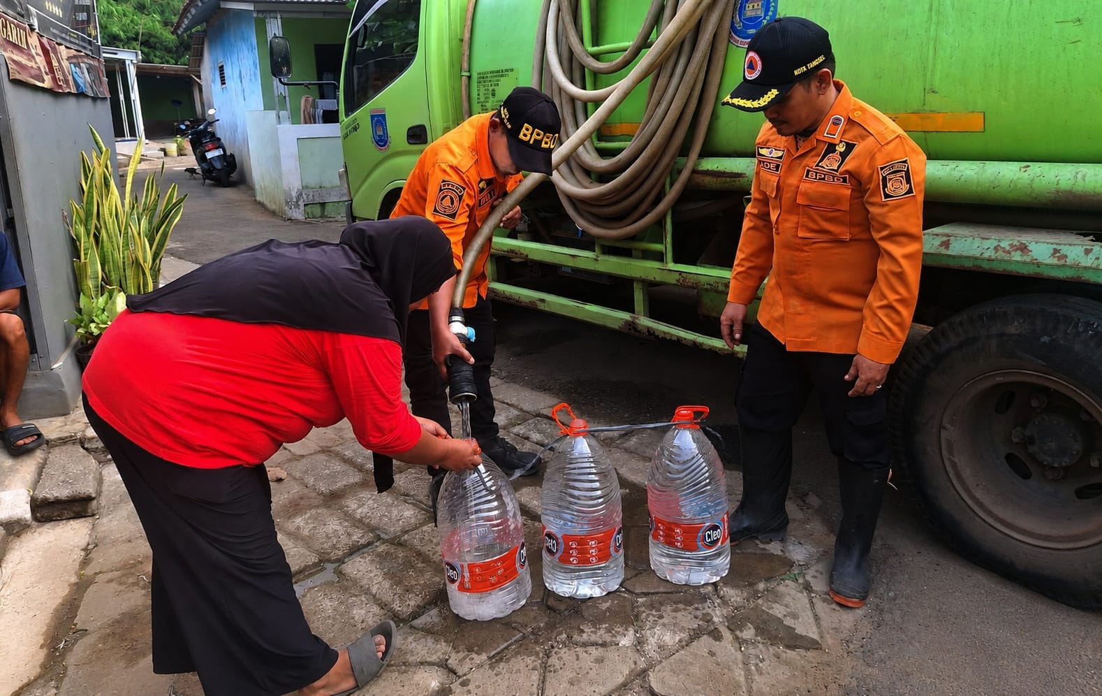 Pemkot Tangsel salurkan 50 ribu liter air bersih bagi warga Keranggan terdampak kemarau serta rencanakan pembangunan deep well.