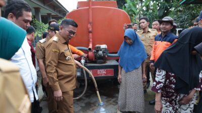 Warga Tigaraksa mendapat bantuan air bersih dari pemerintah sebagai langkah penanganan kekeringan akibat musim kemarau panjang.