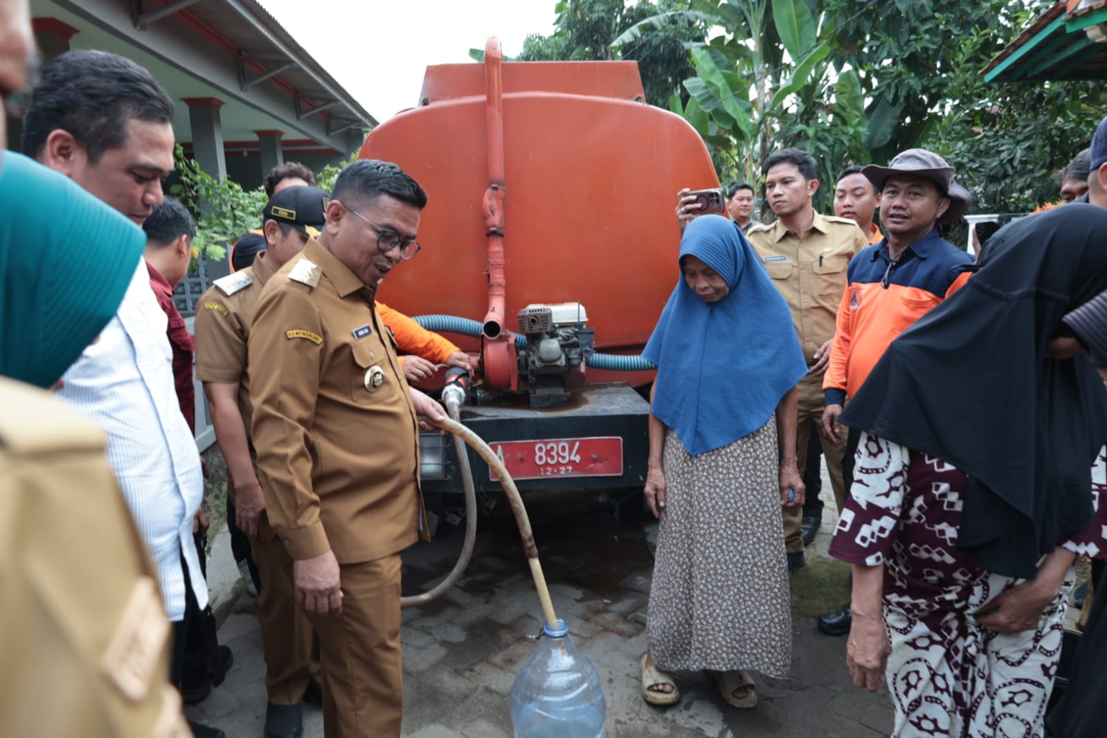 Warga Tigaraksa mendapat bantuan air bersih dari pemerintah sebagai langkah penanganan kekeringan akibat musim kemarau panjang.