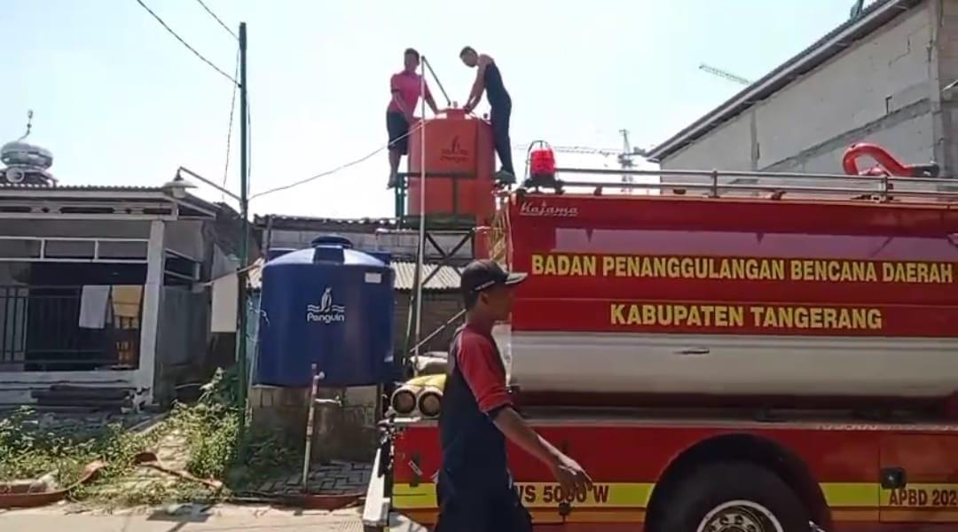 Musim kemarau memicu krisis air bersih di Desa Cirarab, Legok. BPBD Kabupaten Tangerang terus mendistribusikan bantuan air.