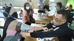 Warga terdampak asap kebakaran TPA Jatiwaringin mendapat layanan kesehatan gratis dari Polresta Tangerang di pengungsian.