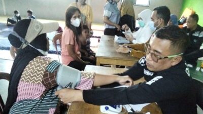 Warga terdampak asap kebakaran TPA Jatiwaringin mendapat layanan kesehatan gratis dari Polresta Tangerang di pengungsian.