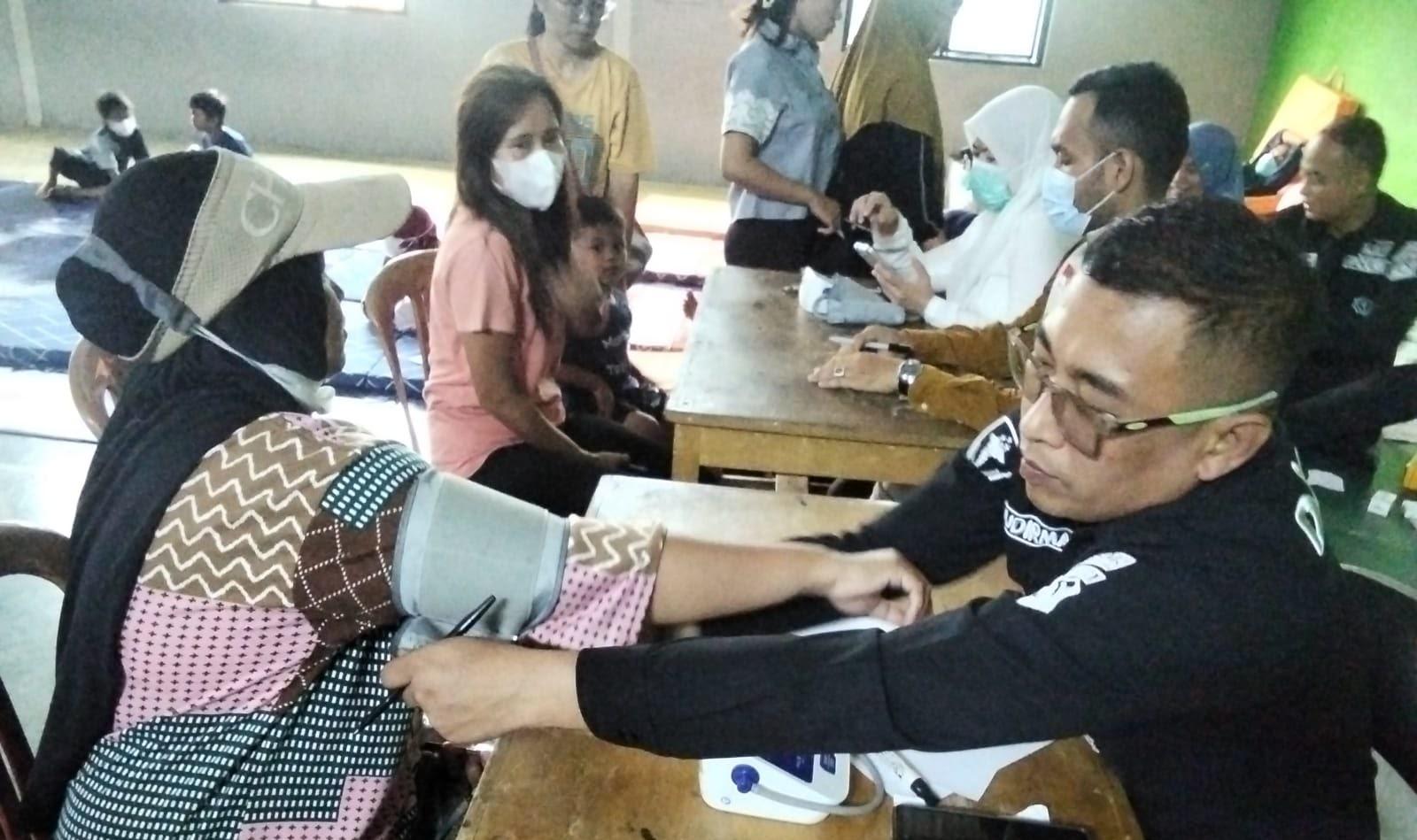 Warga terdampak asap kebakaran TPA Jatiwaringin mendapat layanan kesehatan gratis dari Polresta Tangerang di pengungsian.