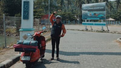 Mahasiswa Jepara rayakan kelulusan dengan solo touring Vespa tua ke Karimunjawa, menjelajah wisata dan berbagi kisah perjalanan.