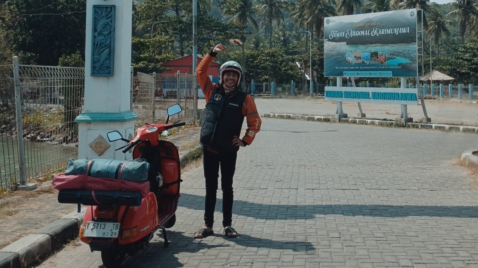 Mahasiswa Jepara rayakan kelulusan dengan solo touring Vespa tua ke Karimunjawa, menjelajah wisata dan berbagi kisah perjalanan.