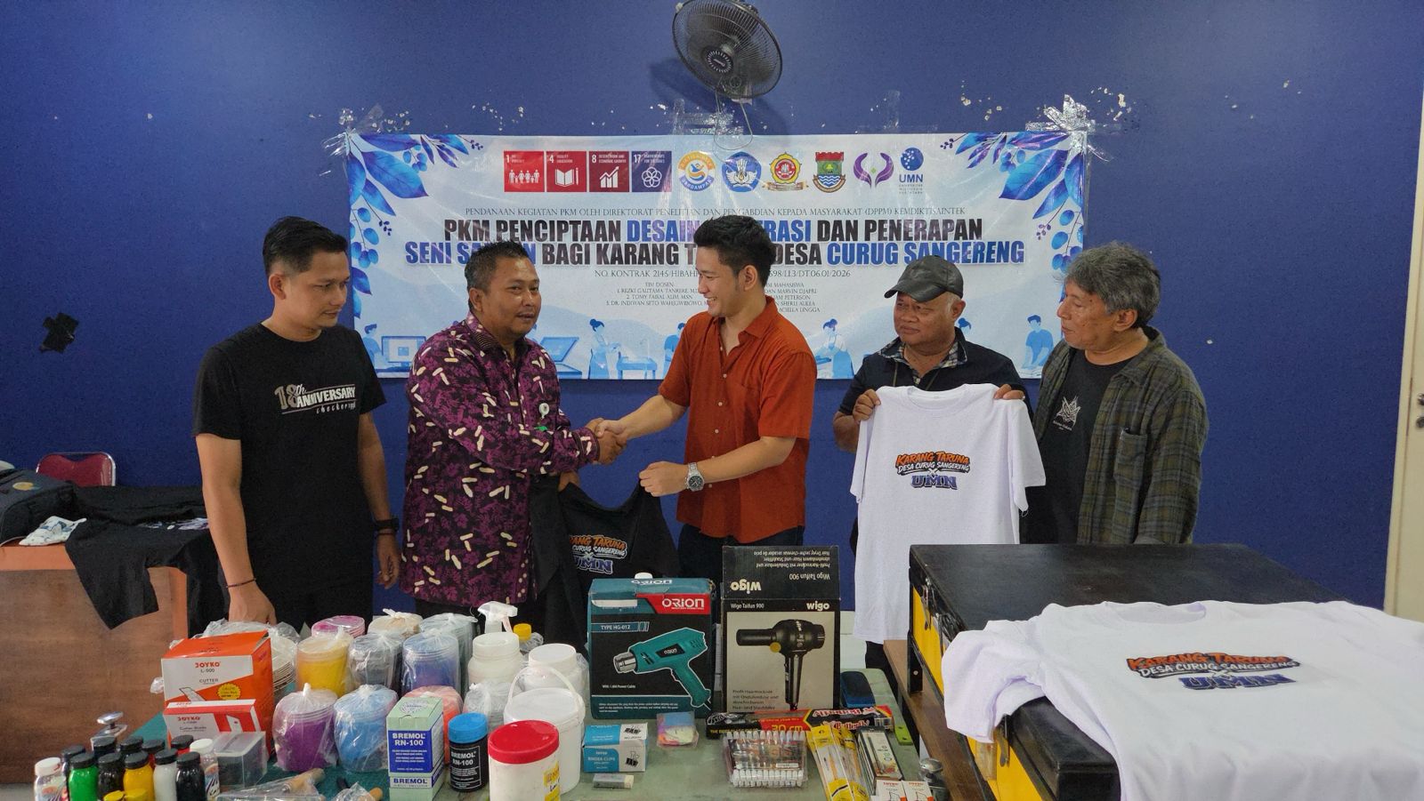 Pelatihan desain ilustrasi, AI, dan seni sablon dari UMN membuka peluang usaha baru bagi Karang Taruna Desa Curug Sangereng.