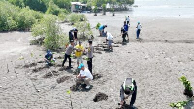 Aktivis lingkungan Tangerang bersama warga dan aparat memperkuat konservasi mangrove demi menjaga ekosistem pesisir utara.