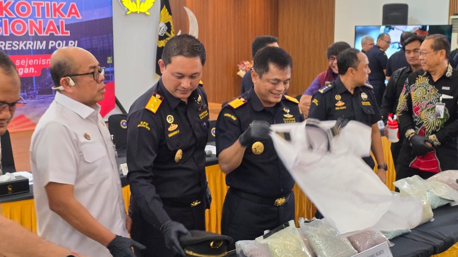 Upaya penyelundupan narkotika lintas negara digagalkan di Bandara Soekarno-Hatta, dengan barang bukti 26 kg ekstasi.