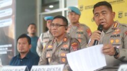 Kasus penusukan dan perampasan motor di Tigaraksa terungkap. Polisi mengamankan pelaku serta mengejar penadah kendaraan korban.