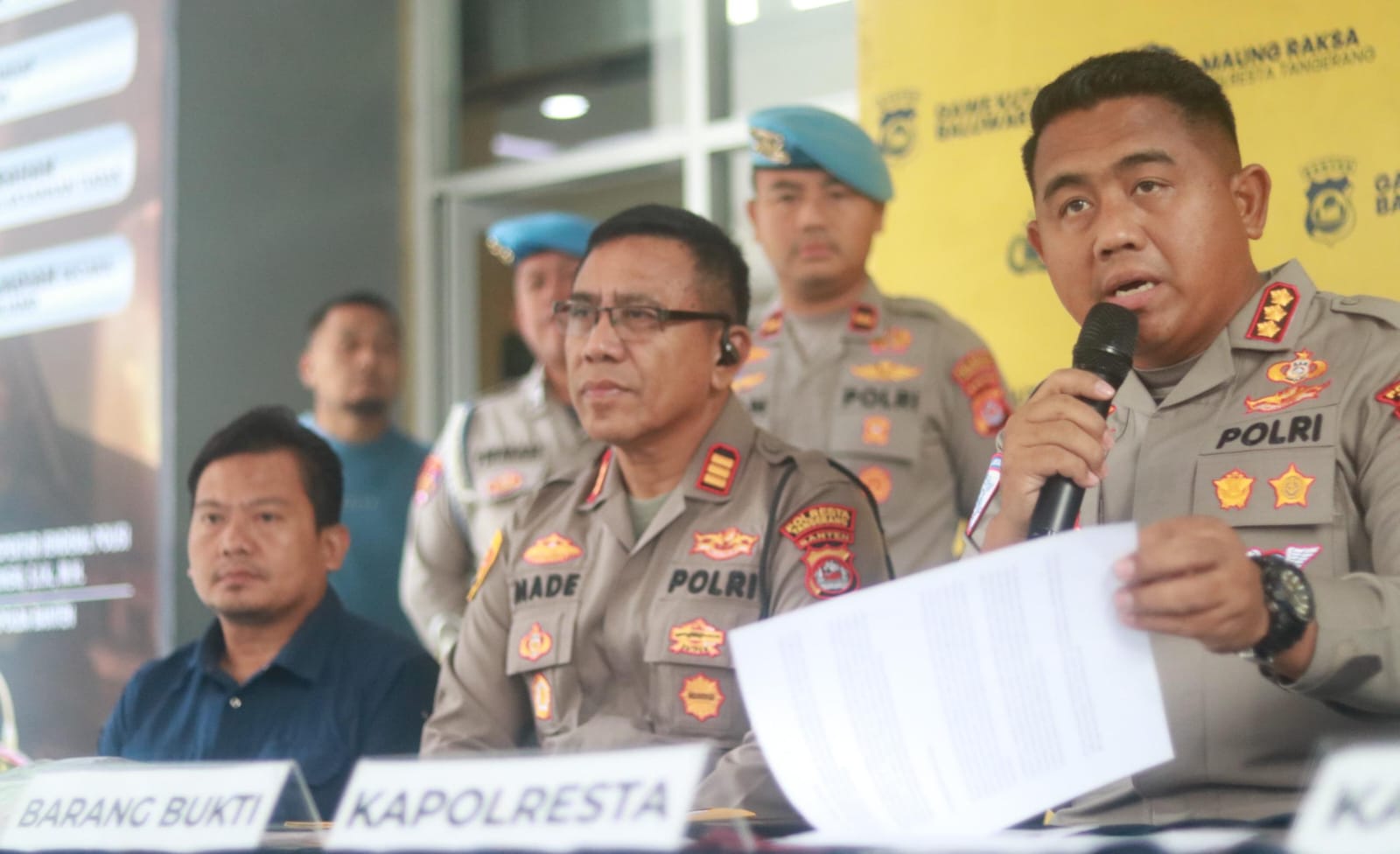 Kasus penusukan dan perampasan motor di Tigaraksa terungkap. Polisi mengamankan pelaku serta mengejar penadah kendaraan korban.