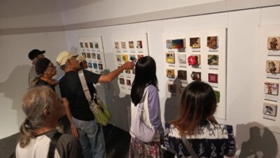 Pocket Art Exhibition di Tangsel menampilkan 252 karya unik berukuran 10 x 10 sentimeter hasil kreasi 149 perupa dari berbagai negara.