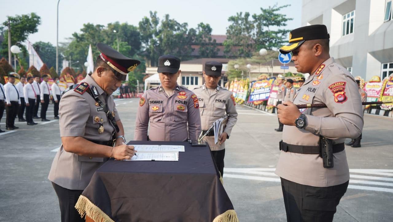 Sejumlah pejabat utama dan kapolsek di Polresta Tangerang dirotasi guna meningkatkan pelayanan kepada masyarakat.