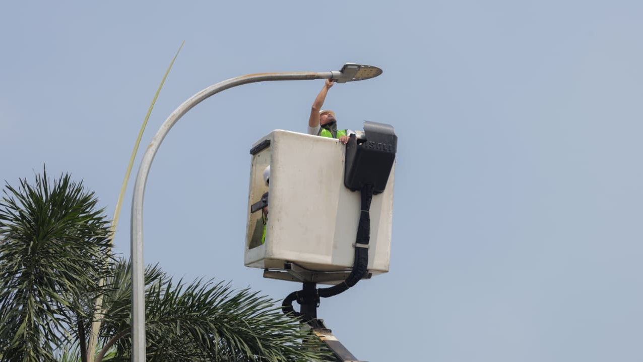 Benyamin Davnie memastikan 3.280 lampu jalan baru dibangun melalui program Tangsel Terang demi keamanan warga.