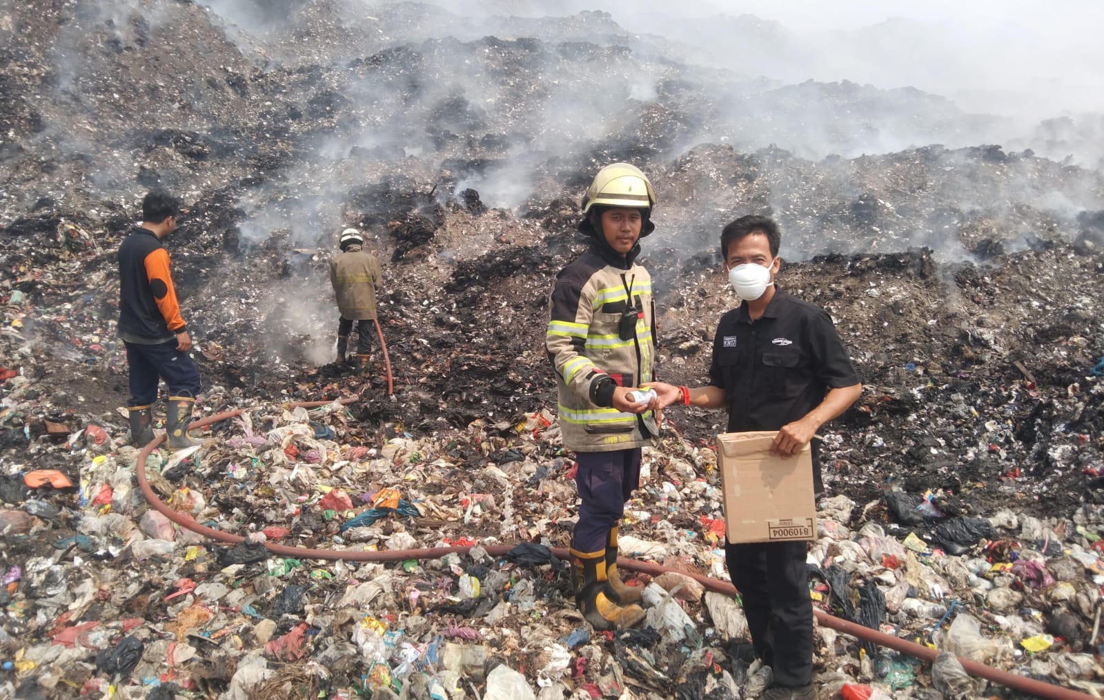 Posko kesehatan dan dapur umum relawan tetap beroperasi hingga masa tanggap darurat berakhir demi mendukung petugas kebakaran.