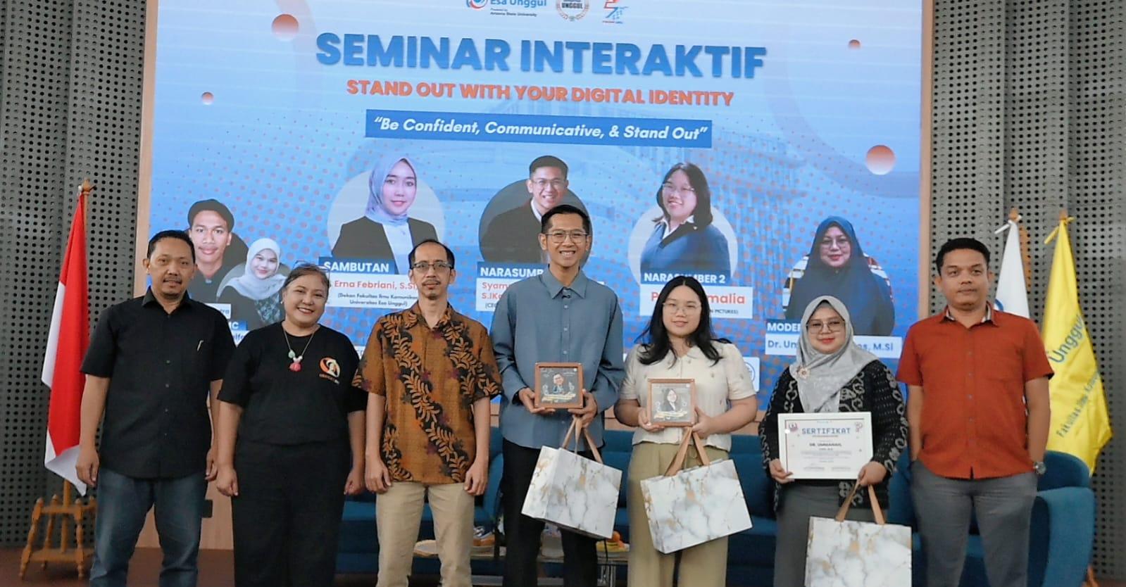Universitas Esa Unggul membekali mahasiswa membangun identitas digital positif melalui seminar interaktif Orange Day 2026.