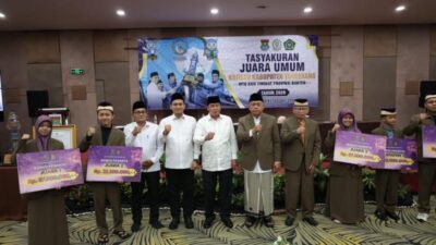 Kafilah dan pembina MTQ Kabupaten Tangerang menerima apresiasi atas keberhasilan meraih juara umum MTQ Banten.