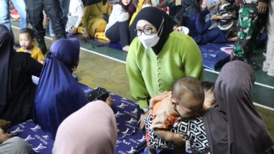 Data pengungsi akibat kebakaran TPA Jatiwaringin terus berubah. Wabup Intan memantau langsung penanganan dan pelayanan bagi warga terdampak.