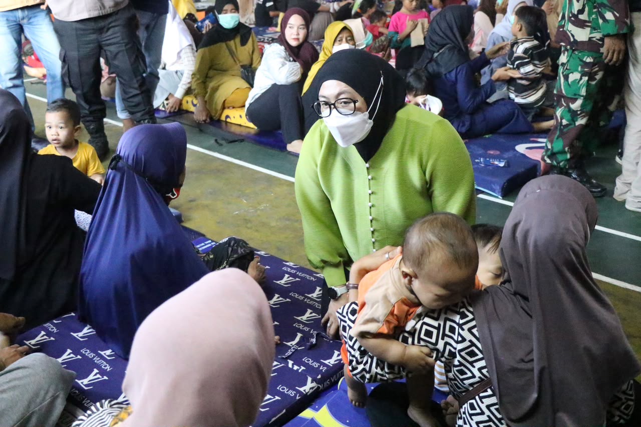 Data pengungsi akibat kebakaran TPA Jatiwaringin terus berubah. Wabup Intan memantau langsung penanganan dan pelayanan bagi warga terdampak.
