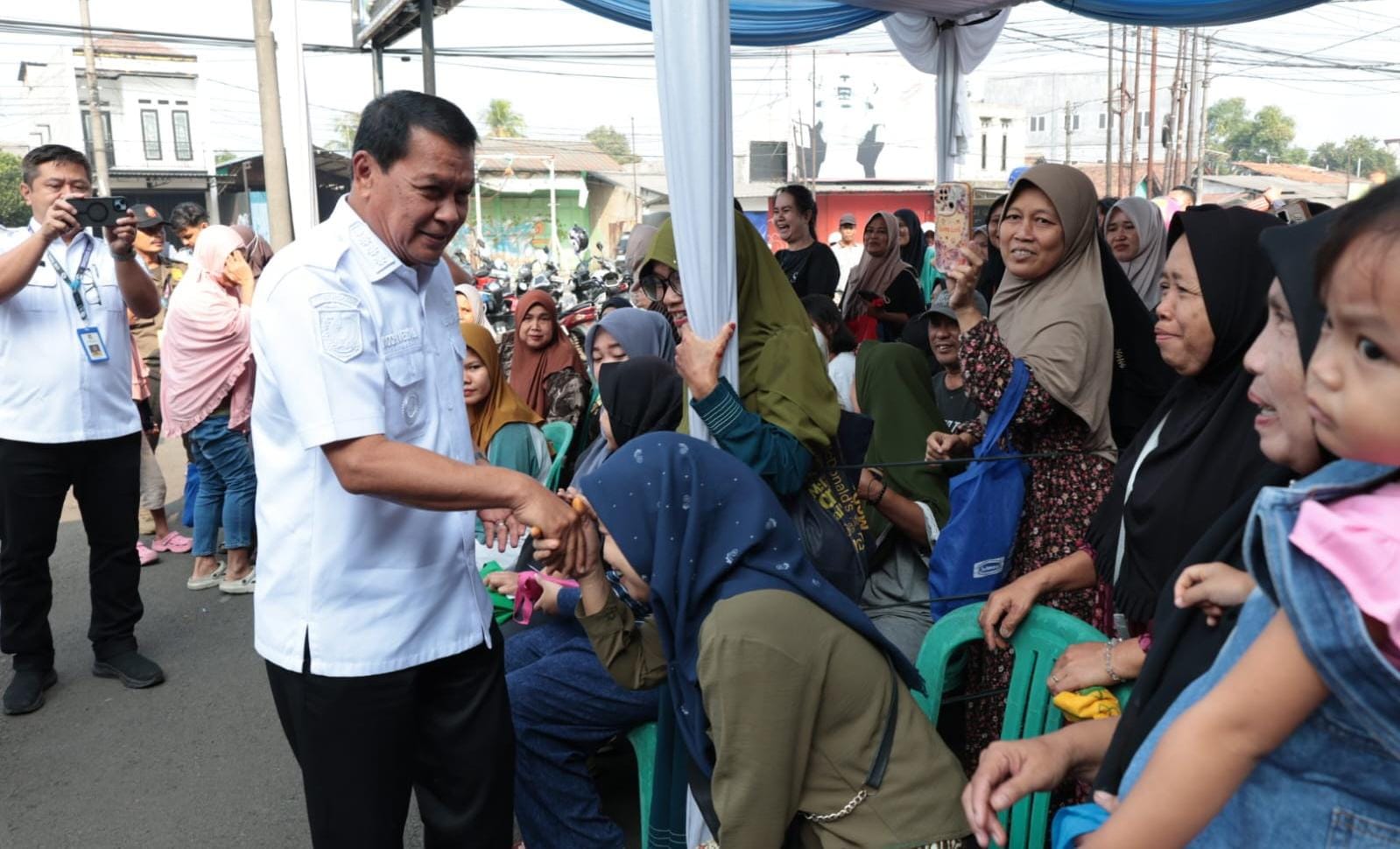 Warteksi Gemilang menyediakan paket sembako subsidi di Kabupaten Tangerang sebagai upaya tekan inflasi dan stabilkan harga pangan.