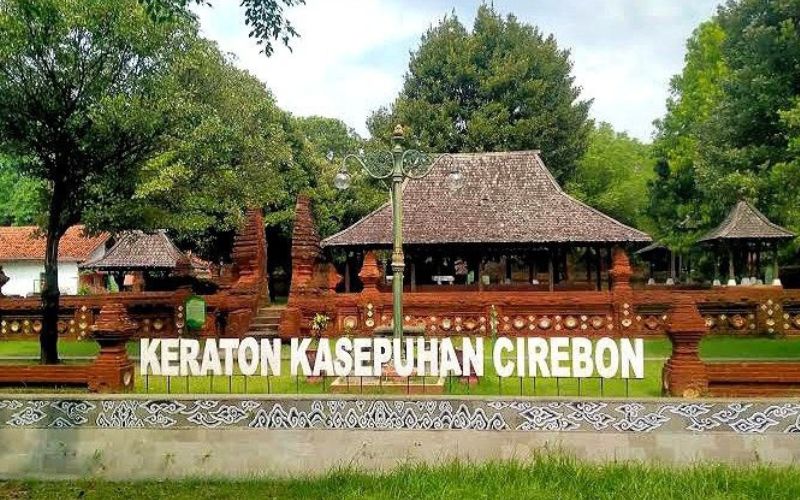 Libur sekolah belum usai, jelajahi 5 destinasi wisata Cirebon yang menawarkan sejarah, budaya, pantai, dan rekreasi keluarga.