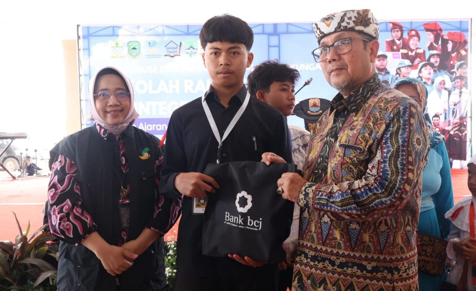 Pemkab Cirebon memastikan siswa Sekolah Rakyat mendapat pendampingan intensif untuk membentuk generasi cerdas, mandiri, dan berkarakter.