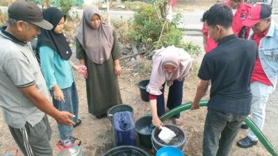 Abraham Garuda Laksono kirim 18.000 liter air bersih untuk warga Cukanggalih yang terdampak kemarau panjang.