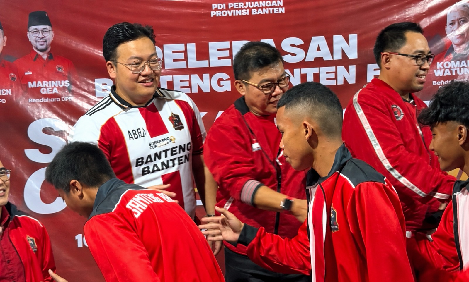 Banteng Banten berangkat ke Soekarno Cup 2026. Wanto Sugito pasang target juara, minta pemain jaga disiplin, sportivitas, serta kekompakan.