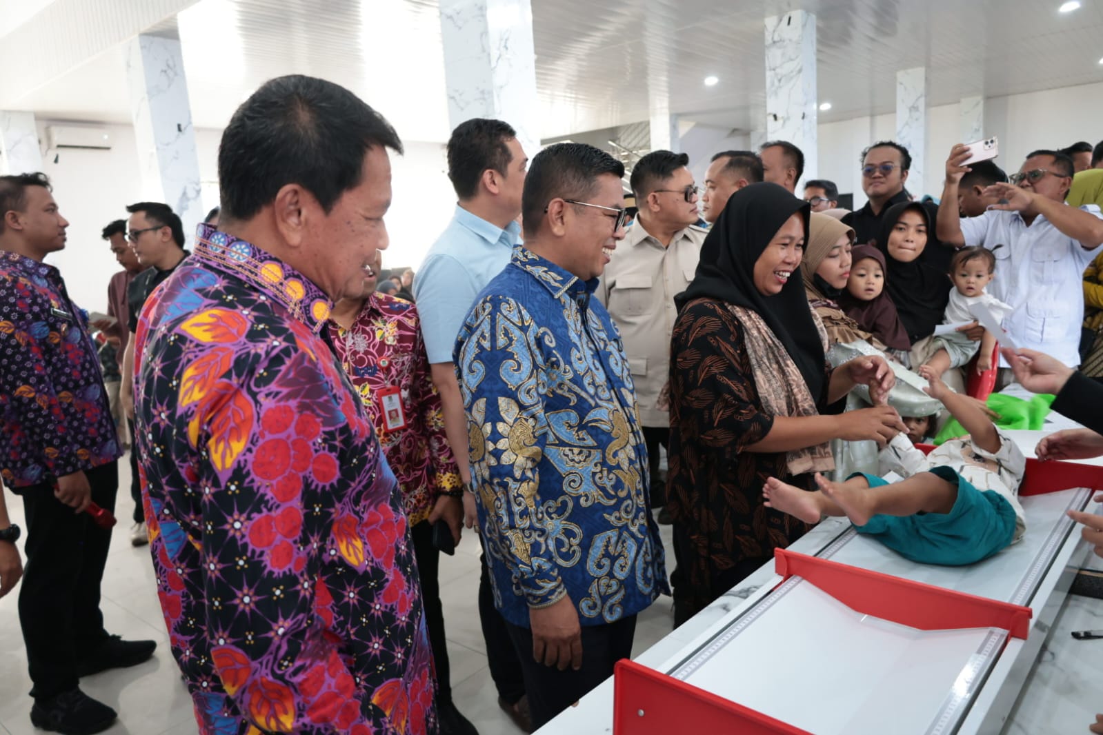Maesyal Rasyid dan Andra Soni meninjau CKG di Mauk, sekaligus mendorong penanganan stunting dan pencegahan penyakit sejak dini.