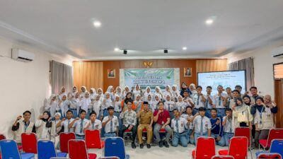 Diskominfo Kabupaten Cirebon memberikan edukasi literasi digital kepada pelajar SMAN 1 Ciwaringin untuk cegah hoaks dan bijak bermedia sosial.