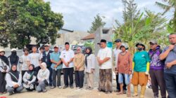 KKN 128 UIN SSC bersama warga Desa Ciperna membangun Rocket Stove sebagai solusi mengurangi sampah anorganik di lingkungan desa.