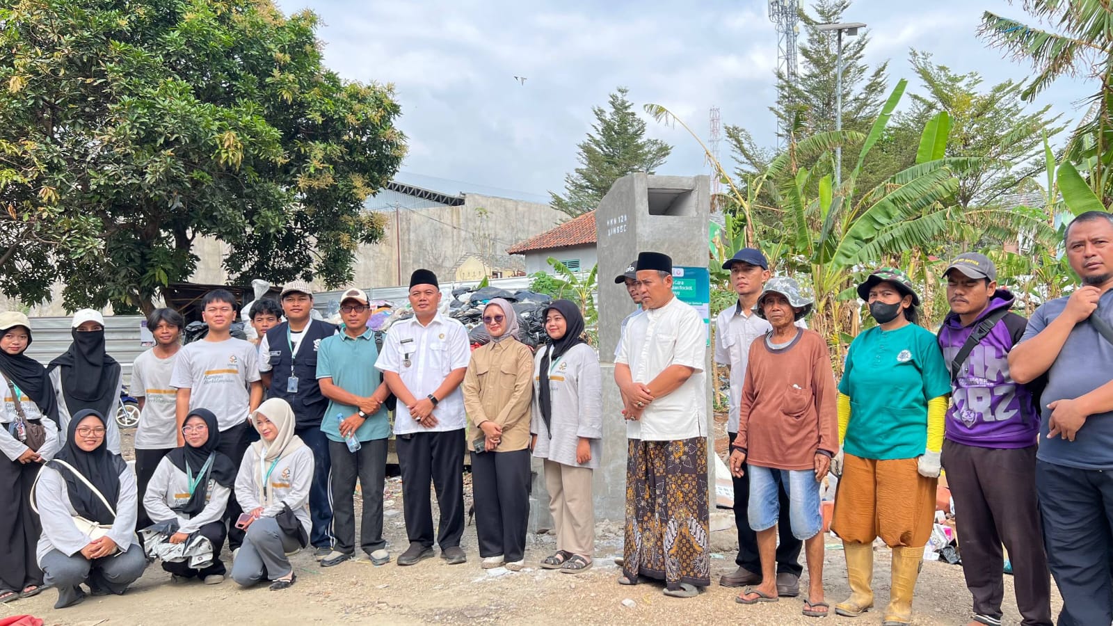 KKN 128 UIN SSC bersama warga Desa Ciperna membangun Rocket Stove sebagai solusi mengurangi sampah anorganik di lingkungan desa.