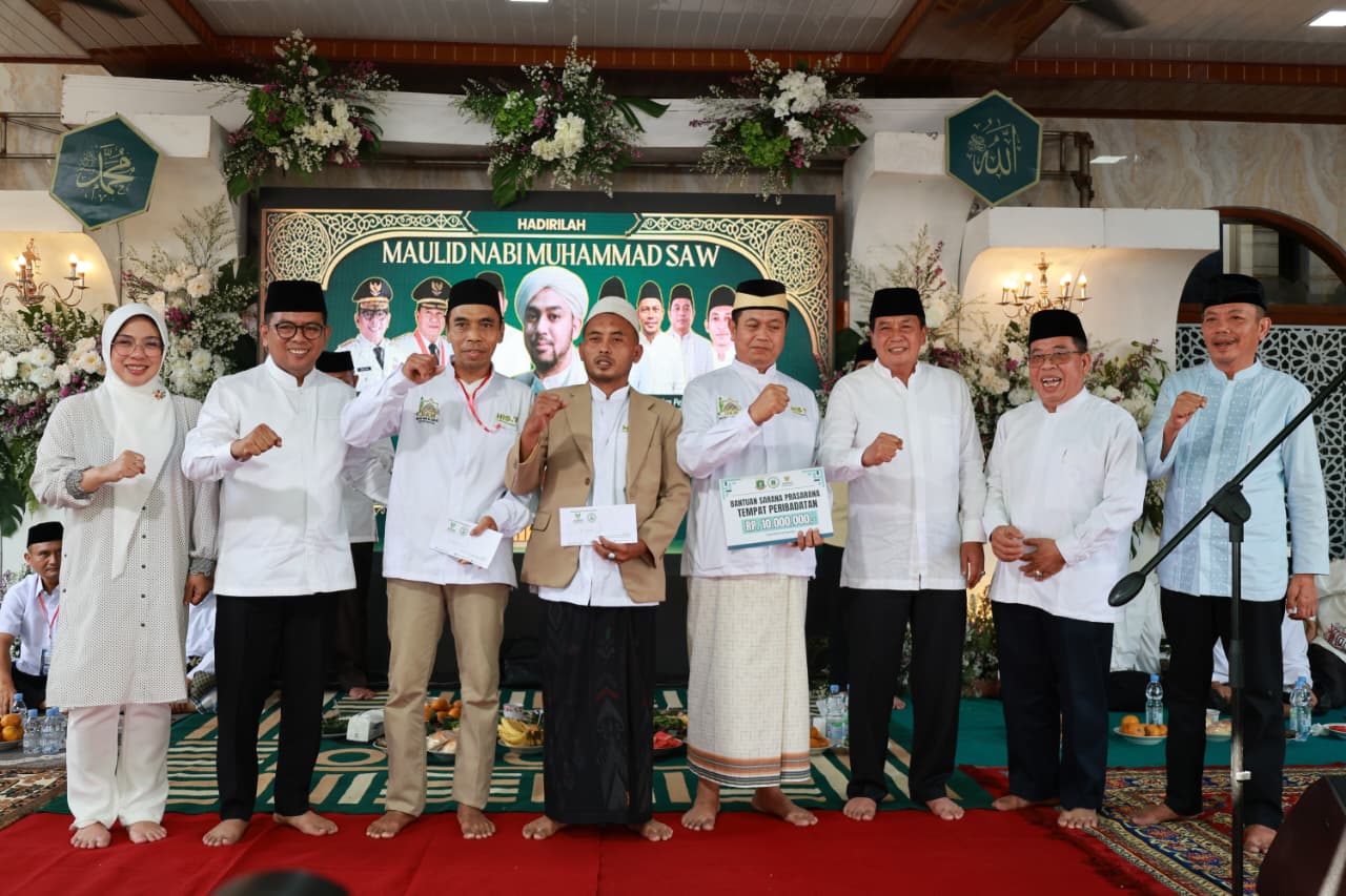 Maesyal Rasyid dan Andra Soni meresmikan Masjid Jami Al Ichlas Cisauk sekaligus menghadiri peringatan Maulid Nabi.