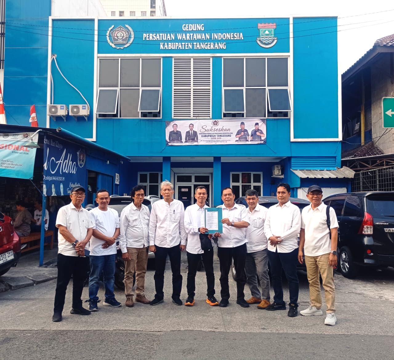 Diantar para senior, Mohamad Romli mendaftar bakal calon Ketua PWI Kabupaten Tangerang dan membawa semangat inovasi.