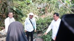 Bupati Tangerang meninjau lokasi bencana di Pakuhaji dan menginstruksikan pembangunan rumah korban puting beliung.