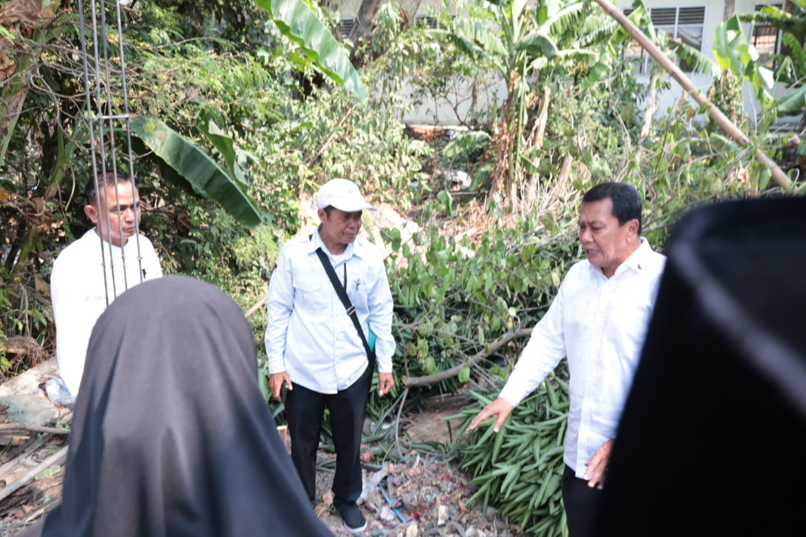 Bupati Tangerang meninjau lokasi bencana di Pakuhaji dan menginstruksikan pembangunan rumah korban puting beliung.