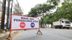 Antisipasi kemacetan menuju Bandara Soekarno-Hatta, Jalan Suryadarma Tangerang diberlakukan contraflow selama rekonstruksi.