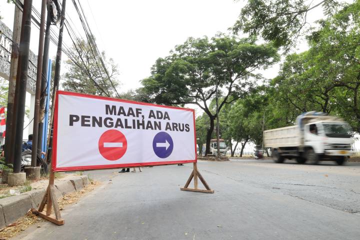 Antisipasi kemacetan menuju Bandara Soekarno-Hatta, Jalan Suryadarma Tangerang diberlakukan contraflow selama rekonstruksi.