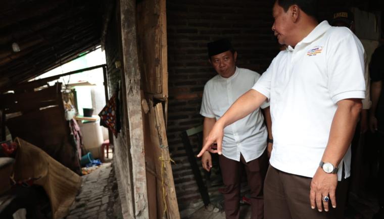 Pemkab Tangerang bergerak cepat menangani rumah warga Kali Asin yang roboh dengan rencana pembangunan kembali dan perawatan kesehatan.