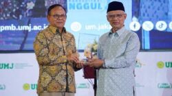 Hari Pers Muhammadiyah 2026 menguatkan tradisi literasi dan pers, sekaligus memberi Kartu Wartawan Utama Khusus kepada Haedar Nashir.