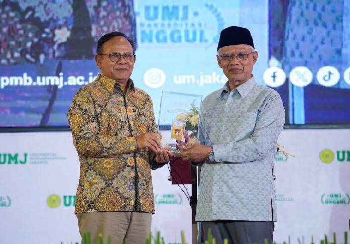 Hari Pers Muhammadiyah 2026 menguatkan tradisi literasi dan pers, sekaligus memberi Kartu Wartawan Utama Khusus kepada Haedar Nashir.