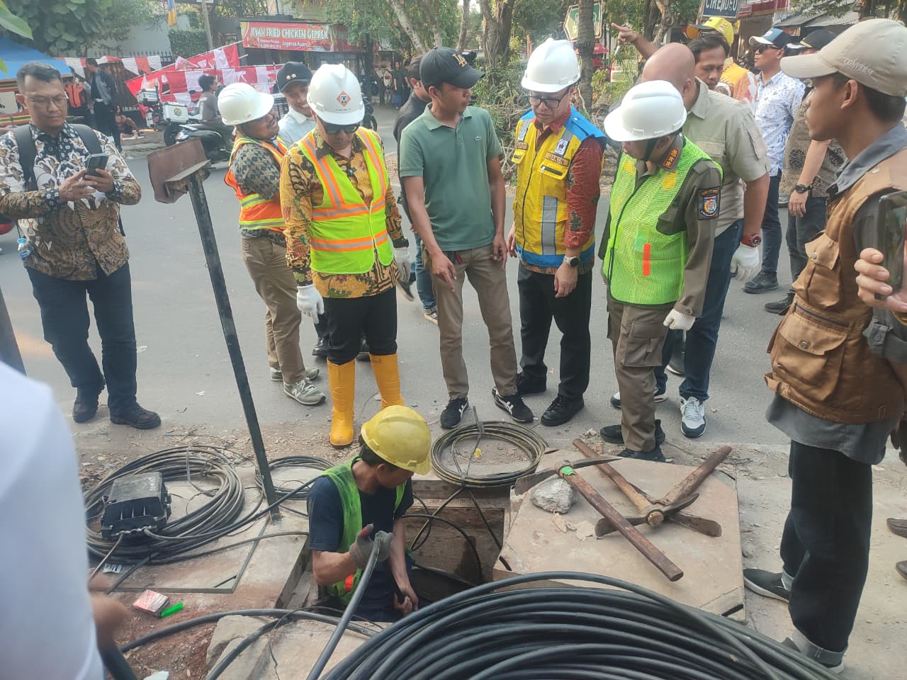 Pilar Saga meminta provider mengawasi kontraktor agar pemasangan kabel fiber optik di Tangsel sesuai aturan dan tak merusak kota.