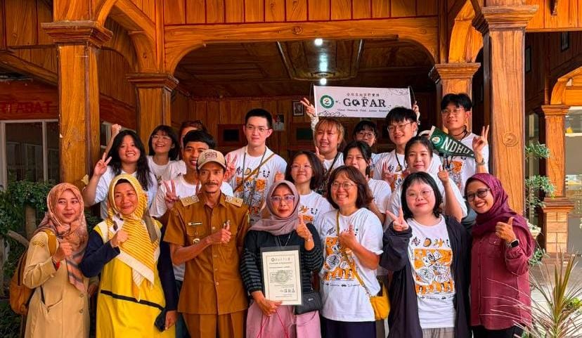 Mahasiswa Taiwan jalani pengabdian masyarakat di Indramayu dengan berbagi edukasi migrasi aman dan pertukaran budaya.