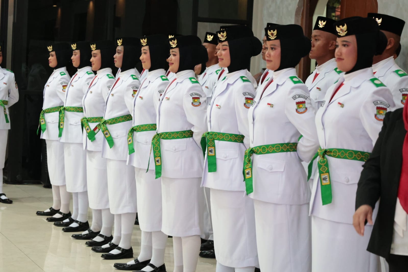 Jelang HUT ke-81 RI, Bupati Maesyal meminta 54 Paskibraka menjaga nama baik pribadi, keluarga, dan Kabupaten Tangerang.