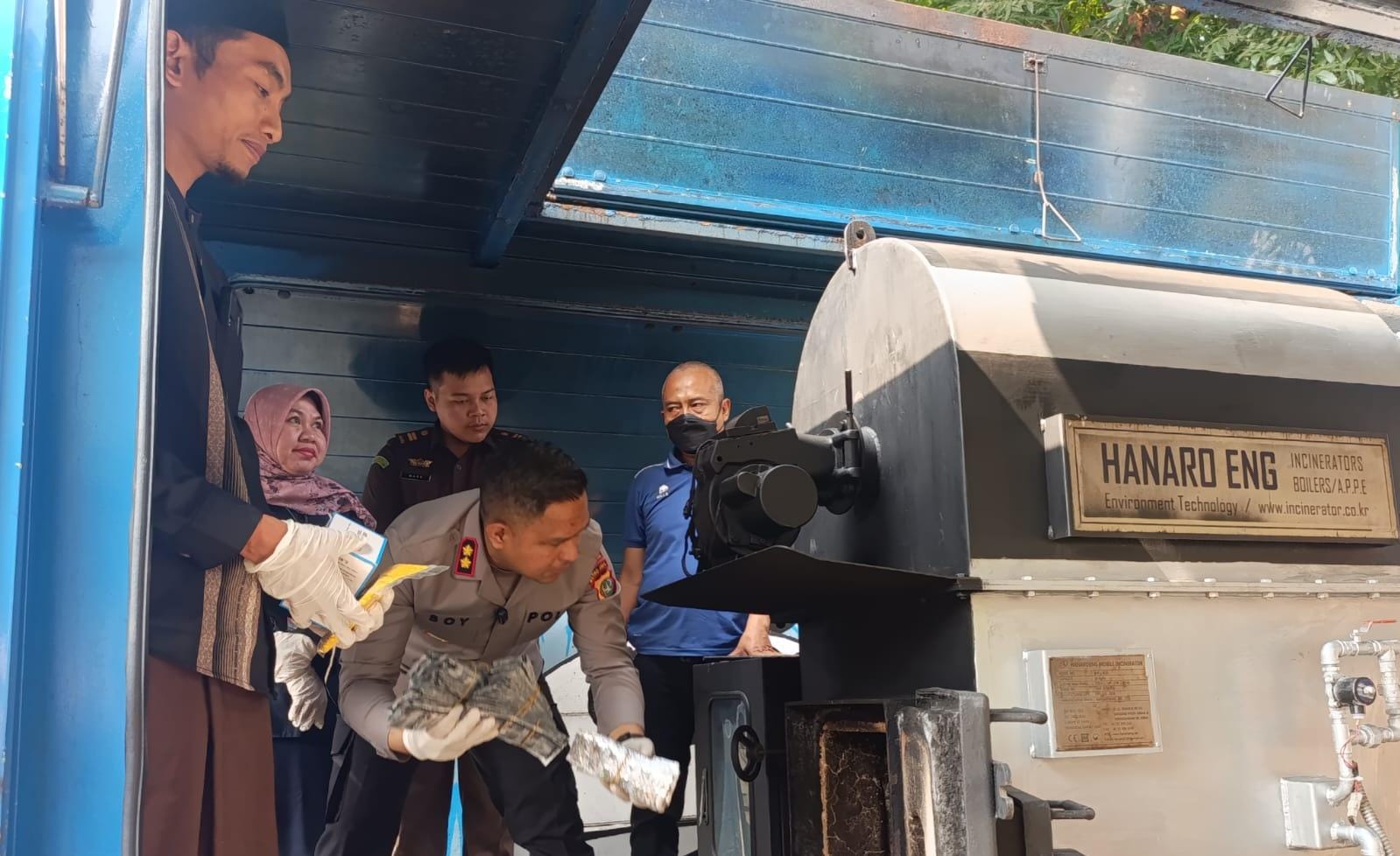 Polres Tangsel ungkap kasus obat keras daftar G ilegal dengan barang bukti 46 juta butir serta menetapkan dua tersangka.