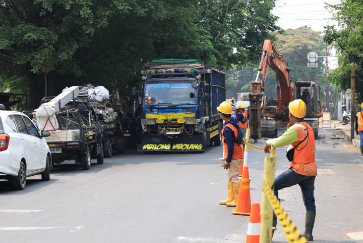 Pemkot Tangerang menerapkan rekayasa lalu lintas di empat ruas jalan dan menyiapkan jalur alternatif bagi pengguna jalan.