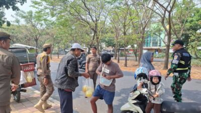 Pemkot Tangerang menertibkan PKL liar yang menggunakan trotoar dan bahu jalan demi menjaga ketertiban serta kenyamanan.