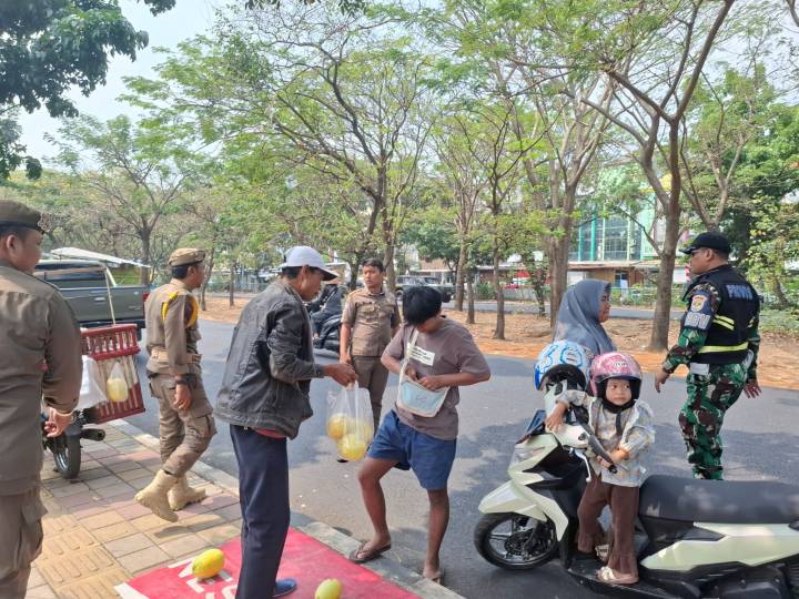 Pemkot Tangerang menertibkan PKL liar yang menggunakan trotoar dan bahu jalan demi menjaga ketertiban serta kenyamanan.